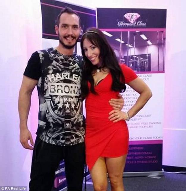     钢管舞情侣健身 高难度动作秀恩爱 