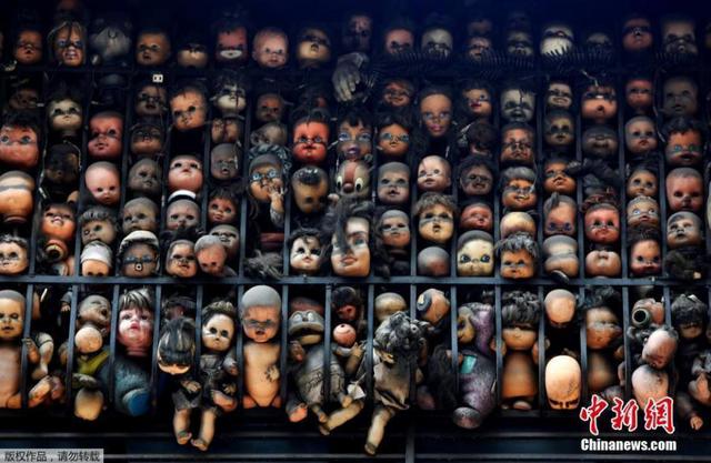 组图:委内瑞拉男子收集玩偶 挤满阳台景象骇人