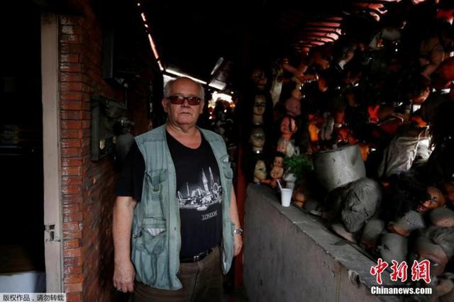 组图:委内瑞拉男子收集玩偶 挤满阳台景象骇人
