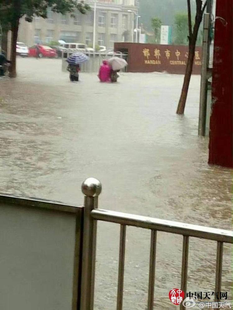 邯郸大暴雨致严重内涝 汽车被水淹没大半(图)