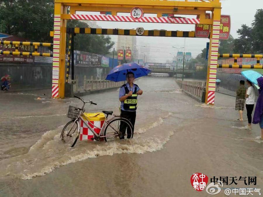 邯郸大暴雨致严重内涝 汽车被水淹没大半(图)