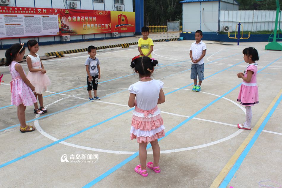 组图:小候鸟来青过暑假 工地也有免费托管班