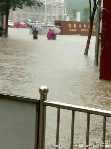 河北邯郸严重内涝：水深齐腰 交通瘫痪(图)