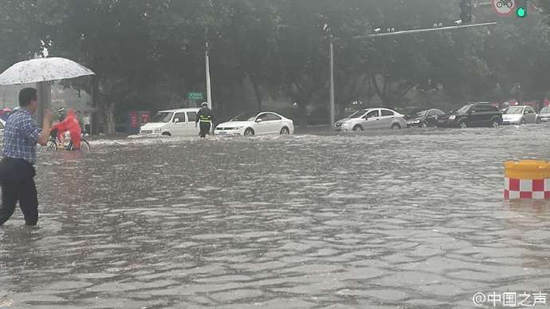 河北邯郸严重内涝：水深齐腰 交通瘫痪(图)