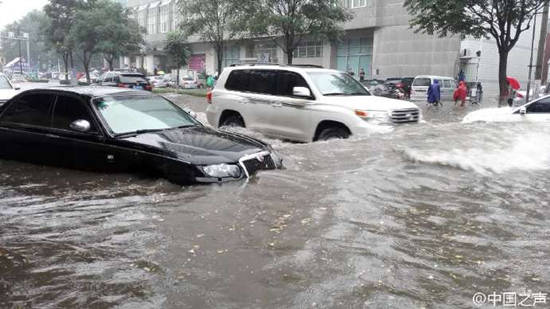 河北邯郸严重内涝：水深齐腰 交通瘫痪(图)