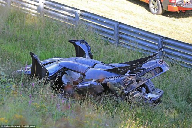 最“昂贵”车祸?价值4000万超跑失控撞毁(图) 最“昂贵”车祸?价值4000万超跑失控撞毁(图)