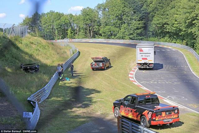 最“昂贵”车祸?价值4000万超跑失控撞毁(图) 最“昂贵”车祸?价值4000万超跑失控撞毁(图)