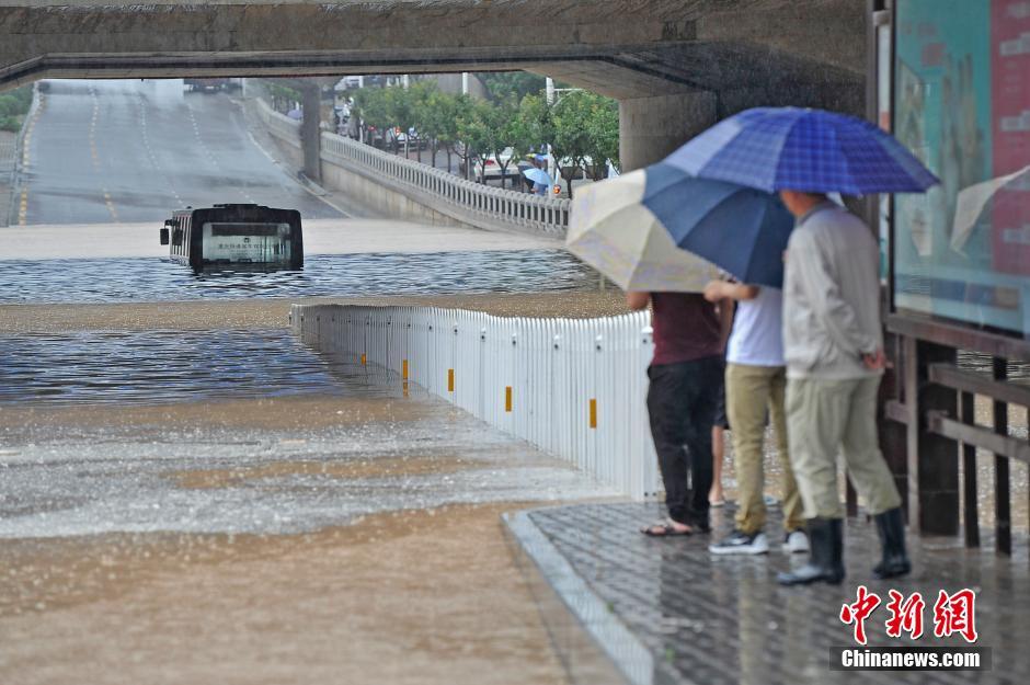 中国北方开启“暴雨模式” 多地迎入夏最强降雨