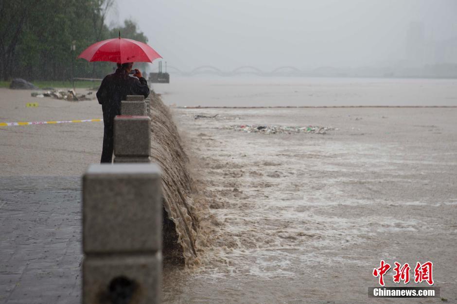 中国北方开启“暴雨模式” 多地迎入夏最强降雨