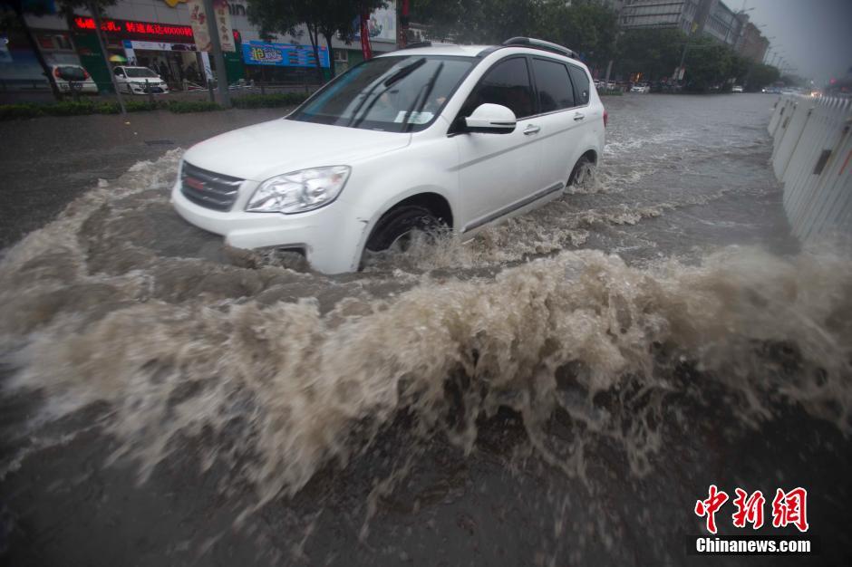 中国北方开启“暴雨模式” 多地迎入夏最强降雨