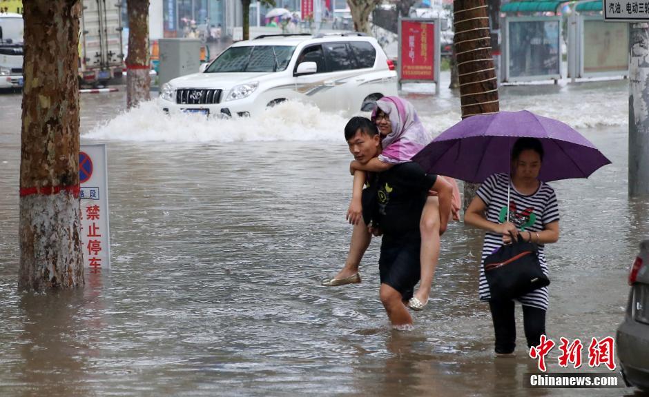 中国北方开启“暴雨模式” 多地迎入夏最强降雨