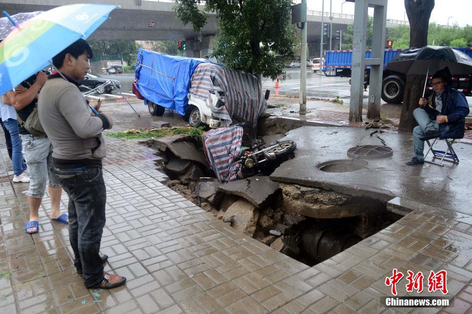 中国北方开启“暴雨模式” 多地迎入夏最强降雨