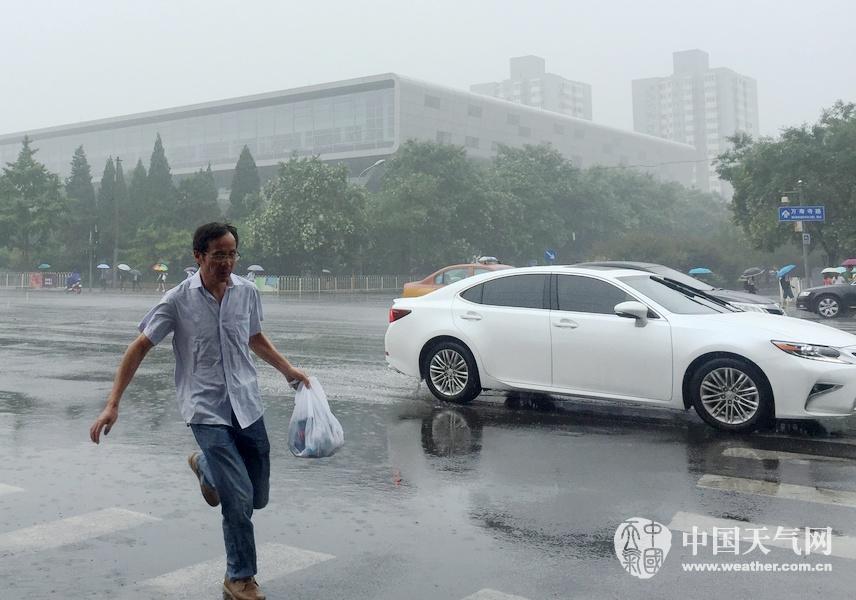 中国北方开启“暴雨模式” 多地迎入夏最强降雨