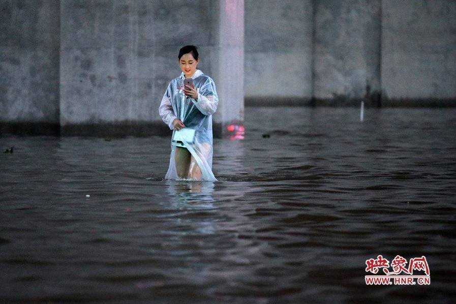 郑州女主播浑身湿透戴浴帽直播暴雨