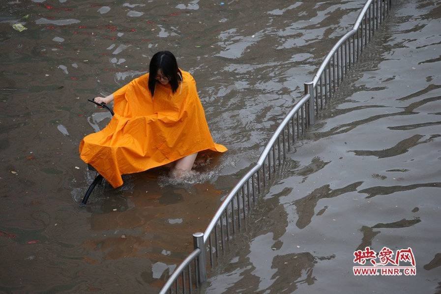 郑州女主播浑身湿透戴浴帽直播暴雨