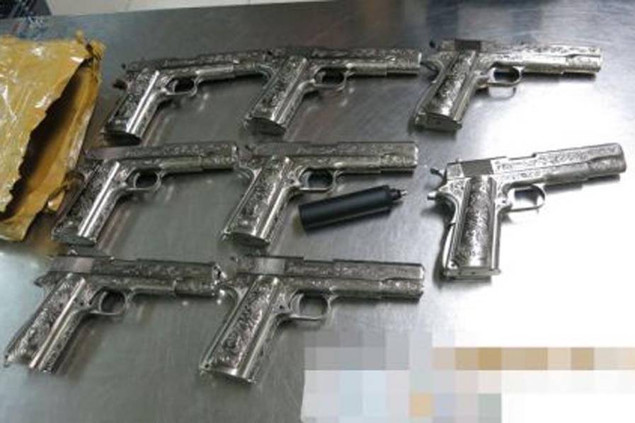 港籍中年妇女身背8把枪在深圳闯关被查