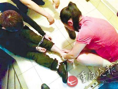 小偷逃跑时扭伤脚 被女事主按摩患处感动认罪