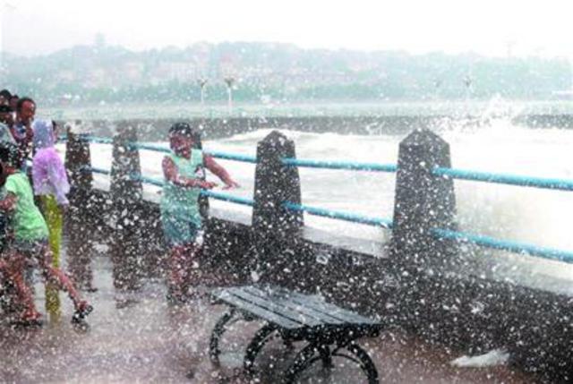 组图:青岛前海沿现巨浪滔天 七大浴场全关闭