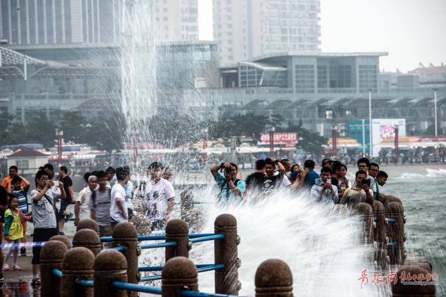 组图:青岛前海沿现巨浪滔天 七大浴场全关闭