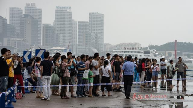 组图:青岛前海沿现巨浪滔天 七大浴场全关闭