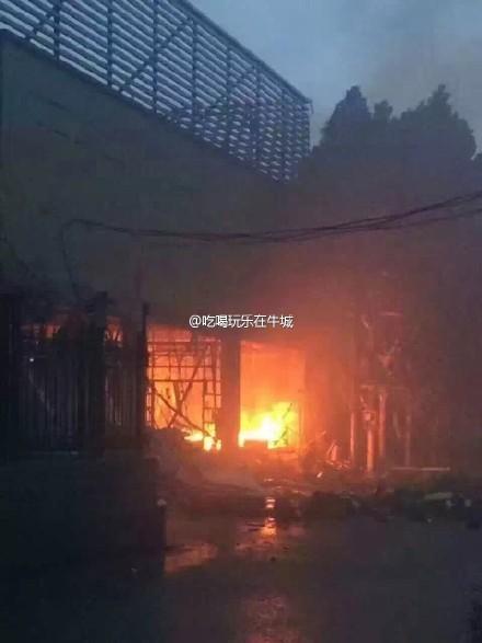 河北邢台一银行发生爆炸 汽车被炸翻