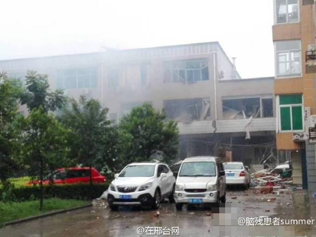 河北邢台一银行发生爆炸 汽车被炸翻