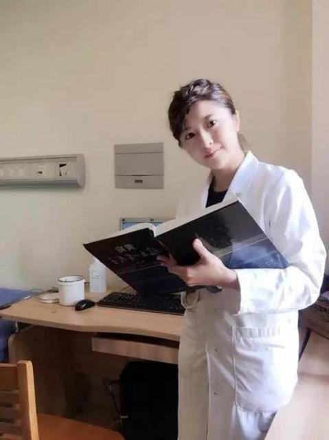 陈易馨是一名心电图医生,如果你在省人医做体检,就可能和她打过照面,每天,她的工作就是要看各种的心电图片子,以及帮大家做检查。她总结了一下心电图医生必备的几句常用语:单子给我、躺到床上、右边裤脚拉起来、衣服拉到胸口、平躺不要动。