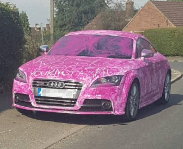 愤怒女子报复家暴男 将其爱车洒满粉色油漆