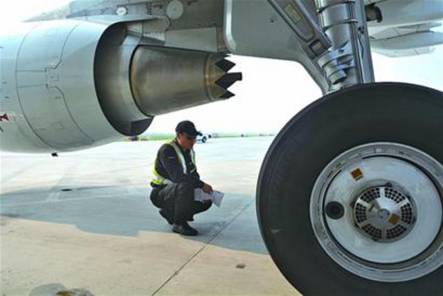  烈日下 他们坚持岗位