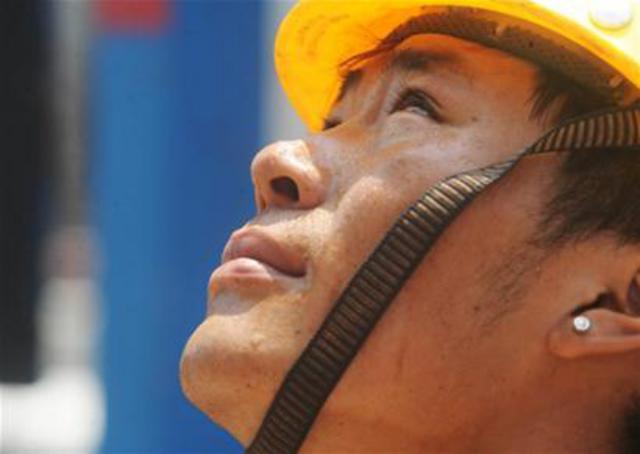  烈日下 他们坚持岗位