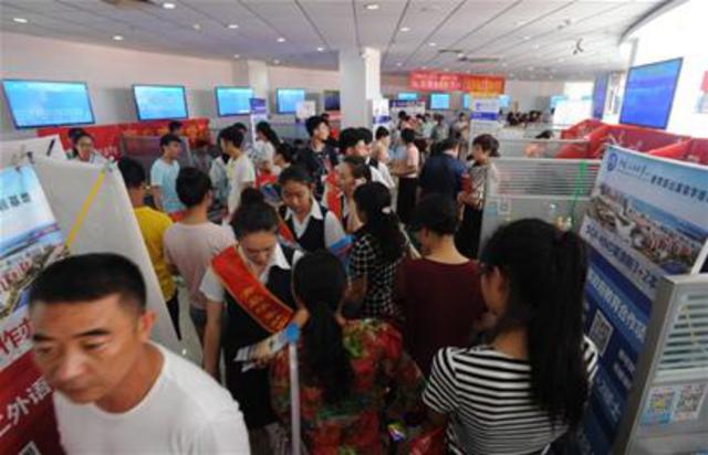 4万人挤爆高校招生会 4万人挤爆高校招生会