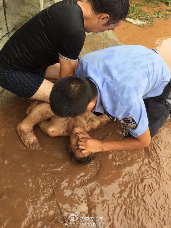 村民围观洪水不慎落水 民警跪地做人工呼吸