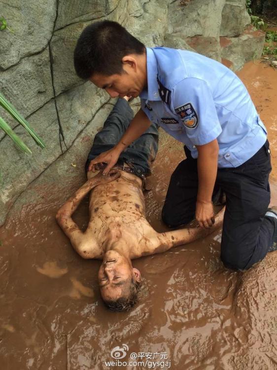 村民围观洪水不慎落水 民警跪地做人工呼吸