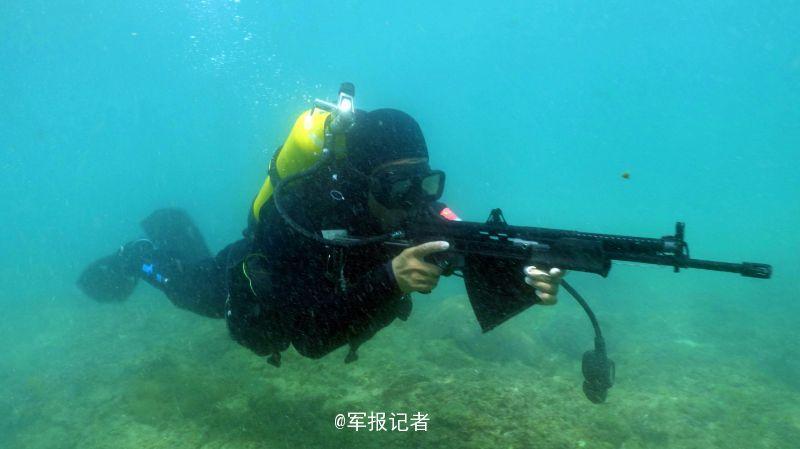 征服那片海！特战蛙人南海水下刀枪搏击