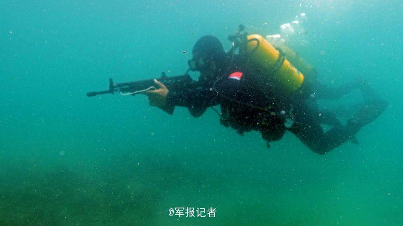 征服那片海！特战蛙人南海水下刀枪搏击