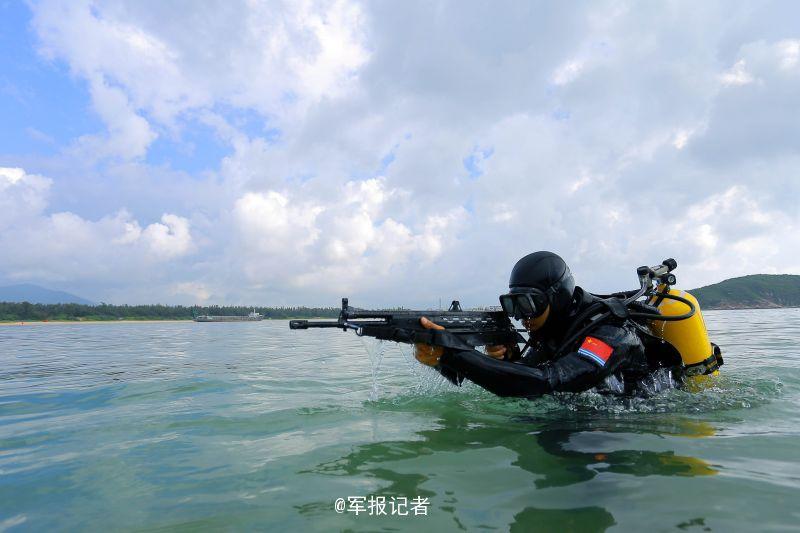 征服那片海！特战蛙人南海水下刀枪搏击