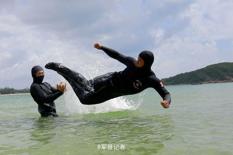 征服那片海！特战蛙人南海水下刀枪搏击