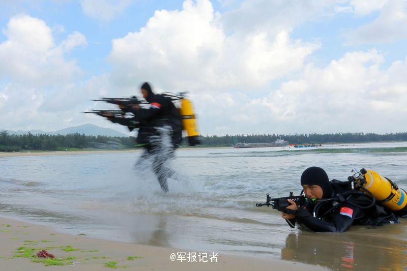 征服那片海！特战蛙人南海水下刀枪搏击