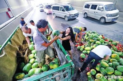 瓜农隧道内翻车 宝马女脱高跟鞋救助