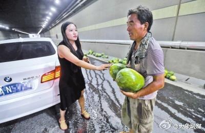 瓜农隧道内翻车 宝马女脱高跟鞋救助