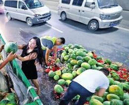 瓜农隧道内翻车 宝马女脱高跟鞋救助