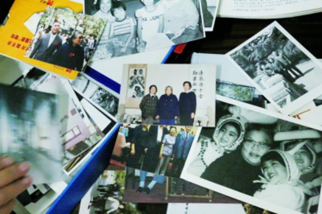 叶梅娟家中珍藏了数百张老照片,记录了她和康克清一起工作时的点点滴滴