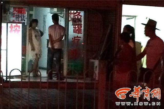 西安火车站乱象 发廊妹露大腿撩客