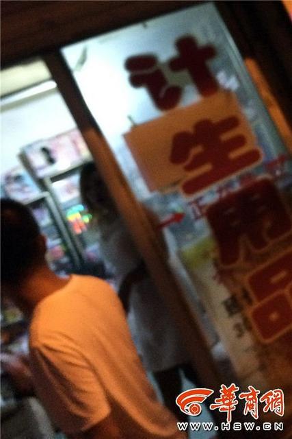 西安火车站乱象 发廊妹露大腿撩客