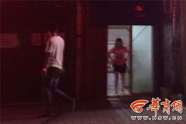 西安火车站乱象 发廊妹露大腿撩客