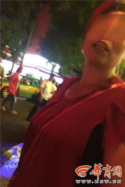 西安火车站乱象 发廊妹露大腿撩客