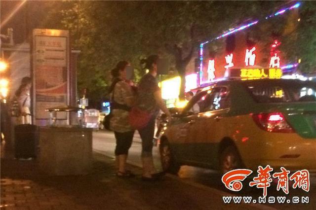 西安火车站乱象 发廊妹露大腿撩客