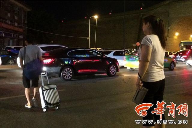 西安火车站乱象 发廊妹露大腿撩客