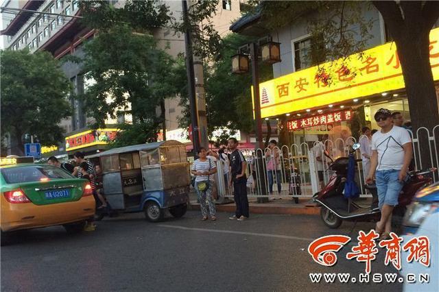 西安火车站乱象 发廊妹露大腿撩客