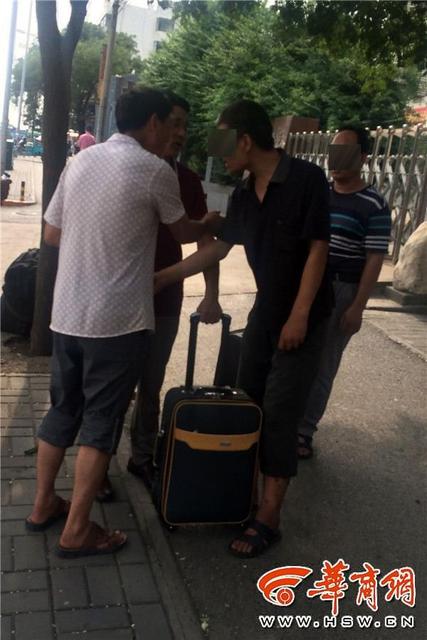 西安火车站乱象 发廊妹露大腿撩客